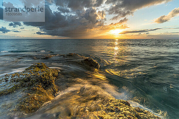 Sonnenuntergang über den Wellen des Karibischen Meeres  Antillen