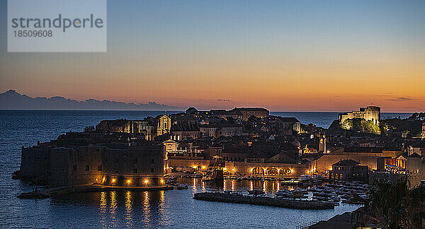 Der Hafen der Stadt Dubrovnik nach Sonnenuntergang