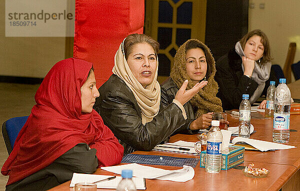 Frauen nehmen an einem Business-Seminar in Kabul teil.