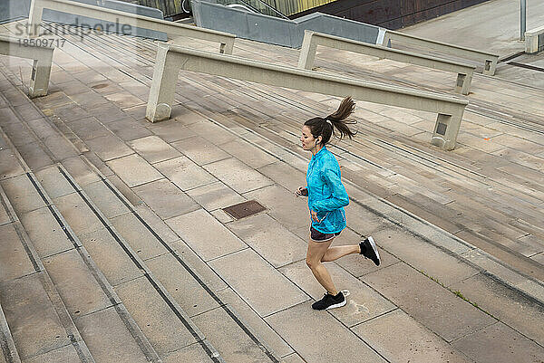 Junge Läuferin trainiert Treppensteigen auf den Straßen von Ba