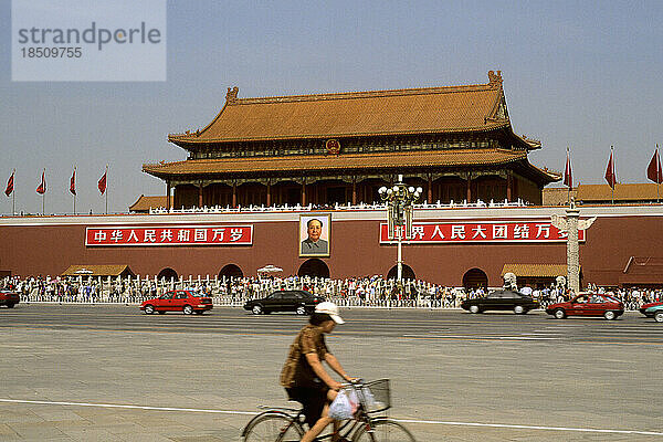 Das Himmlische Tor am Platz des Himmlischen Friedens mit Mao-Porträt in Peking  China