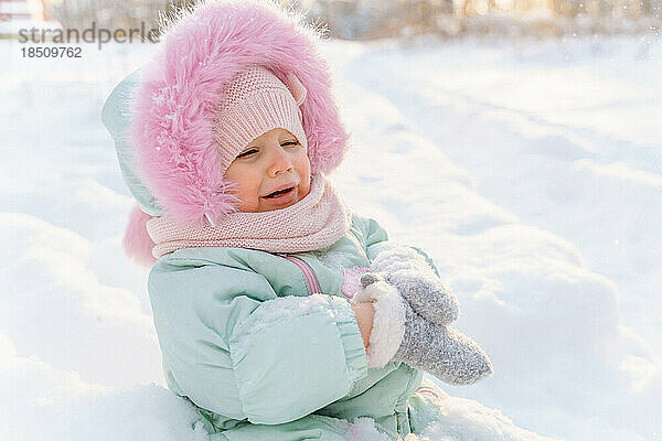 Nahaufnahmeporträt eines süßen rötlichen Mädchens in warmer Mintfarbe