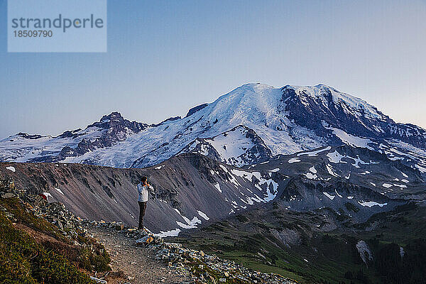 Ein Mann fotografiert den Mt. Rainier im Mt. Rainier Nationalpark