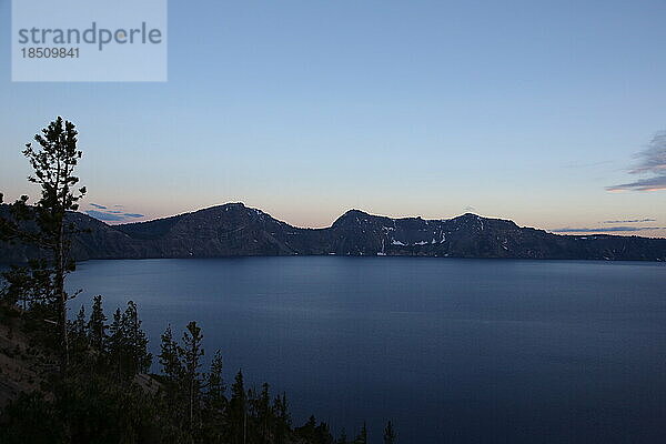 Ein malerischer Blick auf den Crater-Lake-Nationalpark bei Nacht.