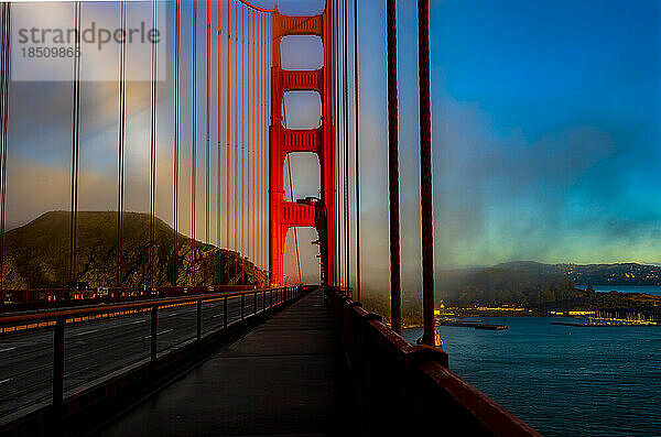 Golden Gate Bridge leer und surreal