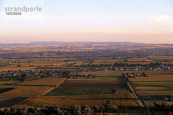 Farbenfrohe Sonnenuntergangsantenne am The Rim in Billings  Montana