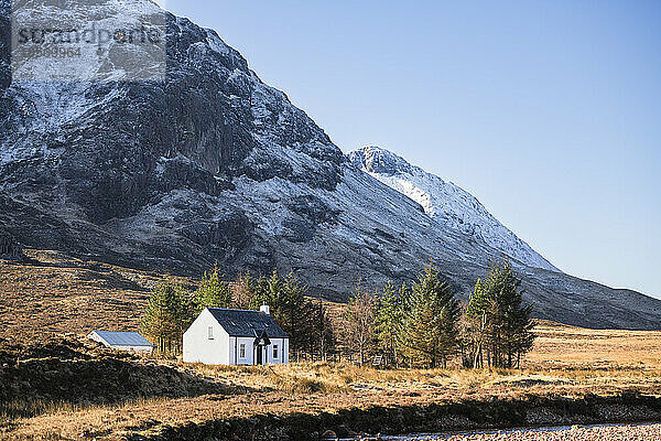 Einsames weißes Landhaus in den schottischen Highlands