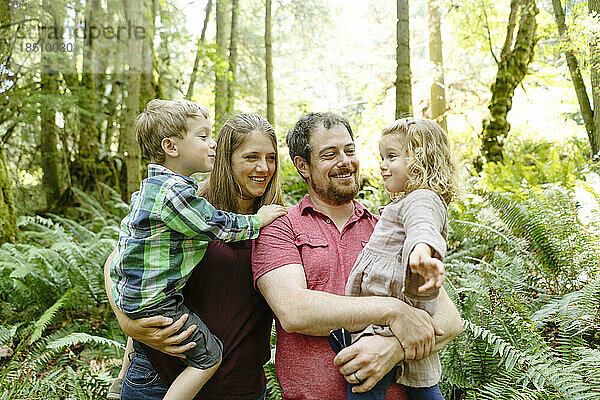 Nahaufnahmeporträt einer Familie  die während einer Wanderung im Wald spielt