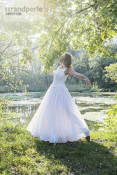 Blick auf eine schöne Braut  die am See tanzt  Deutschland