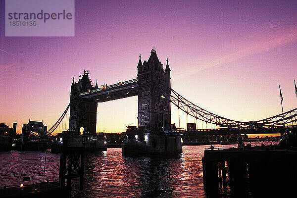 Berühmte Tower Bridge über die Themse London England