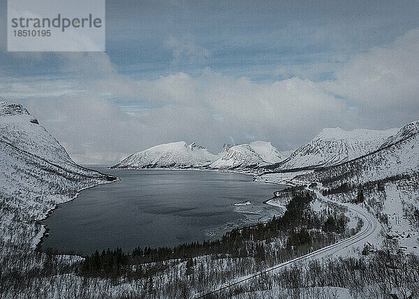 Wintersee und wunderschöne Berge im atemberaubenden Norwegen