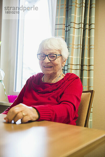 Porträt einer älteren Frau im Erholungsheim