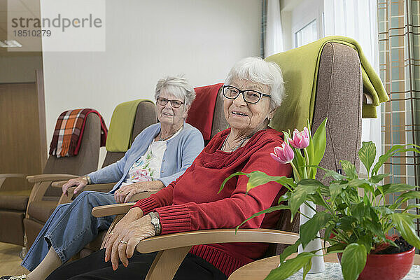 Zwei ältere Frauen im Seniorenheim