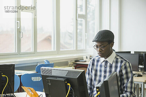 Universitätsstudent arbeitet am Computer in der Laborschule  Bayern  Deutschland