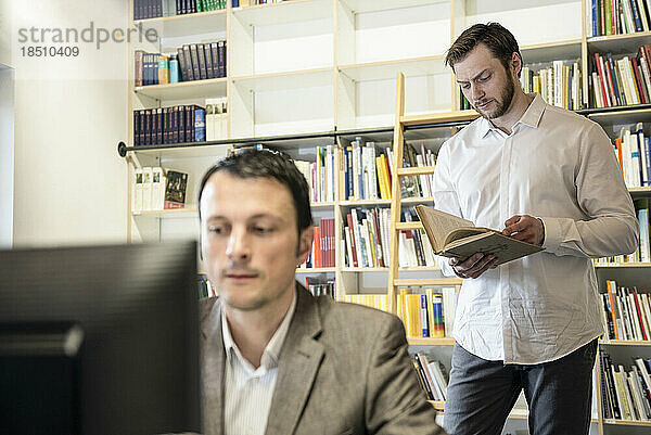 Zwei Geschäftsleute arbeiten in einem Büro  Bayern  Deutschland