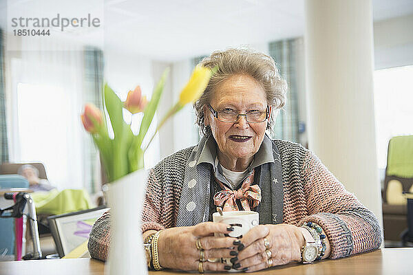Ältere Frau mit Kaffee im Pflegeheim