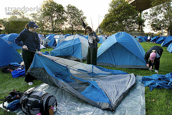 Wanderer bauen Zelte ab  nachdem sie während des Avon Walk for Breast Cancer in New York City über Nacht gezeltet haben.
