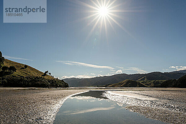 Landschaftsansicht von Cable Bay  Neuseeland an einem sonnigen Tag