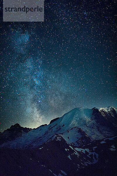 Die Milchstraße über dem Mt. Rainier ist ein tolles nächtliches Schauspiel in Washington