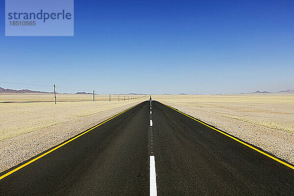 Gerade Straße in der Namib-Wüste  Namibia  Afrika
