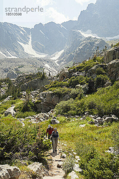 Wanderer auf Wanderweg mit Bergblick im Rocky-Mountain-Nationalpark