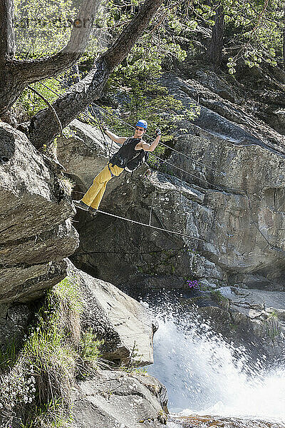 Mann spielt Muskeln beim Klettern am Klettersteig zum Stuibenfall  Ötztal  Tirol  Österreich
