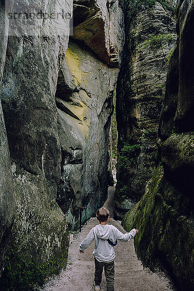 Kind bei Adrspach-Teplice Rocks  Naturabenteuer