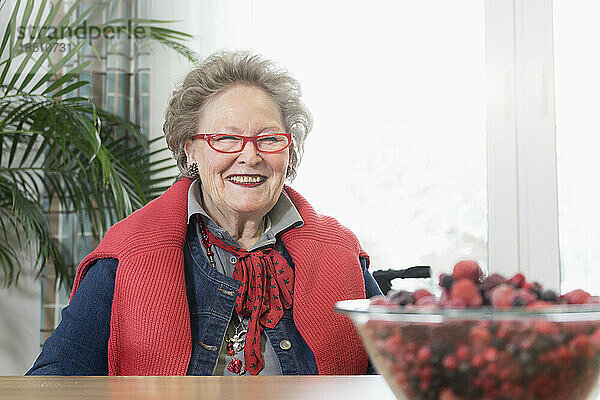 Porträt einer glücklichen älteren Frau im Pflegeheim