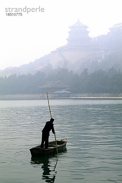 Wunderschönes grafisches Bild eines Fischers im Sommerpalast am See in Peking  China