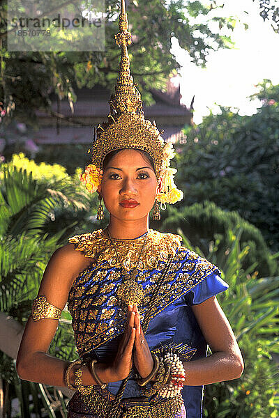 Schöne traditionelle Tänzerin und farbenfrohe Kostüme Khmer Arts Dance Siem Reap Kambodscha