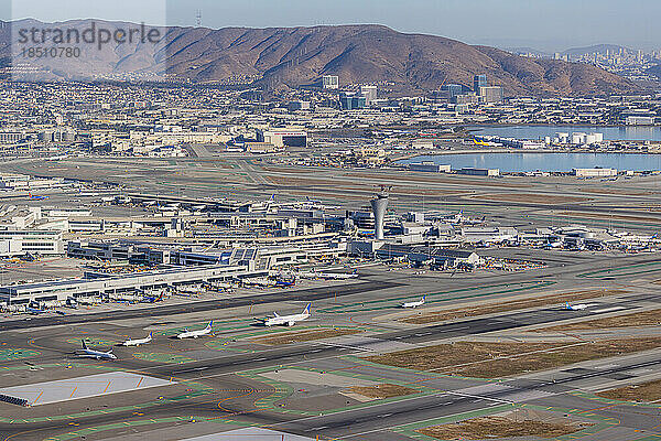Luftaufnahme des internationalen Flughafens San Francisco – SFO