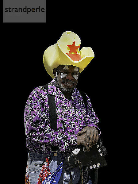 Porträt eines Rodeo-Clowns vor Schwarz im verfügbaren Licht