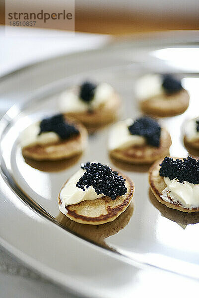 Köstlich aussehende Kaviar- und Frischkäseplatte auf Silbertablett