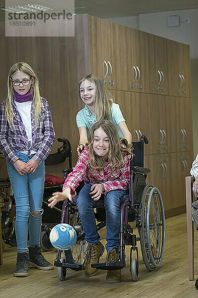 Mädchen spielen Bowling im Seniorenheim