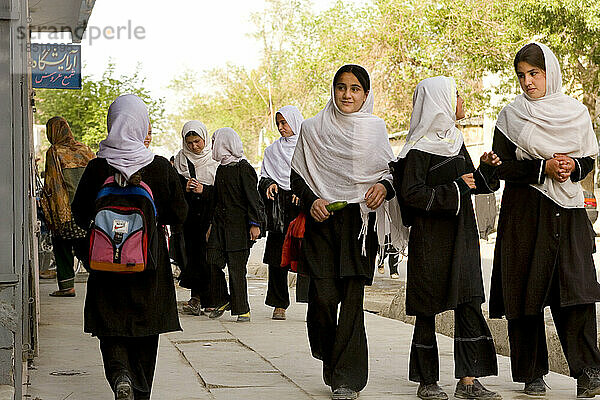 Schulmädchen mit weißen Kopftüchern machen sich nach dem Unterricht in Kabul auf den Heimweg.