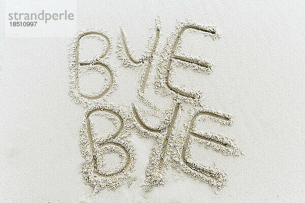 Bye Bye geschrieben im Sand am weißen Strand