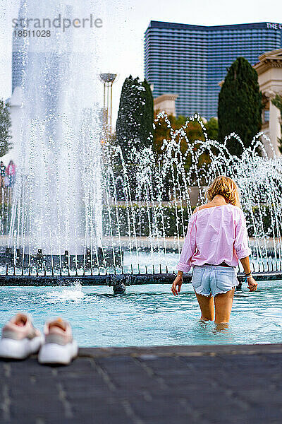 Mädchen in Las Vegas Venedig im Miniaturformat. Frau im Brunnen