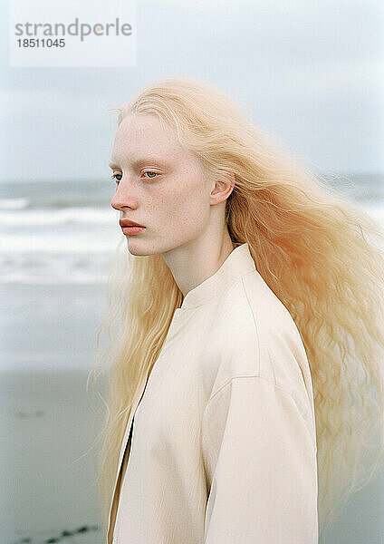 KI generativ. Albino-Mädchen am Strand