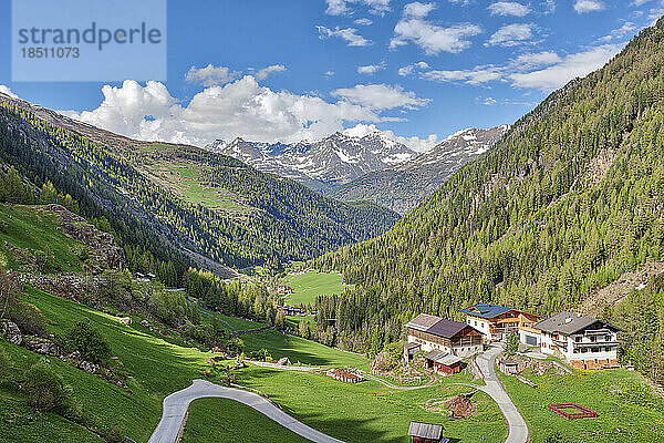 Malerische Aussicht auf die Stadt und die grüne Berglandschaft  Heiligkreuz  Ötztal  Österreich