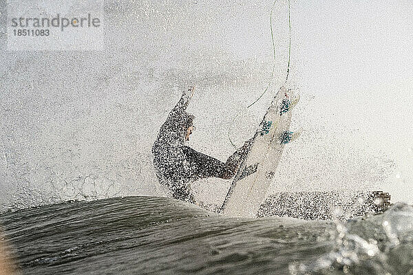 Nahaufnahme des brasilianischen Profi-Surfers Vicente Romero bei einer Luftaufnahme