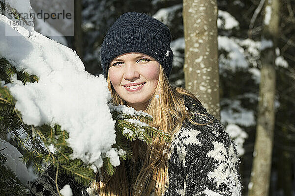 Nahaufnahme eines glücklichen Teenager-Mädchens im Winter  Bayern  Deutschland