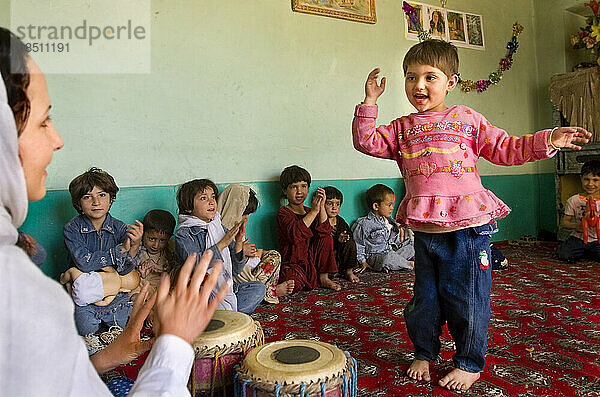 Kinder tanzen in einer Kindertagesstätte in Kabul  Afghanistan.