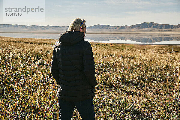 Eine Reisende wandert durch die Gegend in der Nähe des TuzKol-Sees