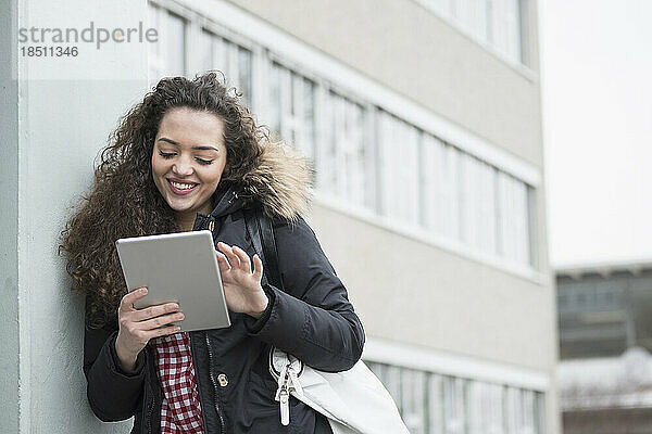 Universitätsstudent nutzt digitales Tablet in der Campusschule  Bayern  Deutschland