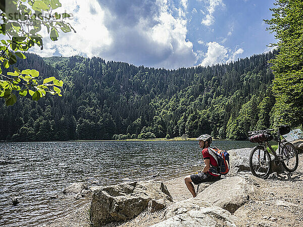Mountainbiker ruht am Feldsee in der Nähe des Feldbergs  Baden-Württemberg  Deutschland