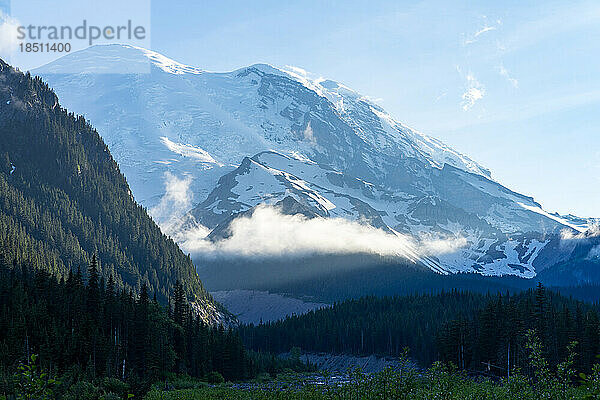 Schauen Sie sich die Gletscher des Mount Rainier während des Sommersonnenuntergangs aus nächster Nähe an