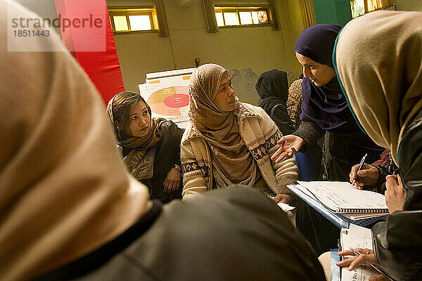 Frauen nehmen an einem Business-Trainingsseminar in Kabul  Afghanistan  teil.