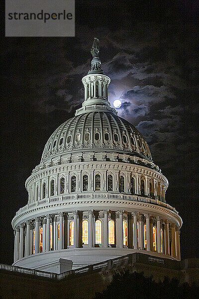 Über dem US-Kapitol in Washington geht ein Vollmond auf.