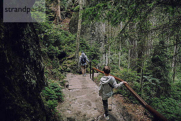 Vater und Sohn bei Adrspach-Teplice Rocks  Natur