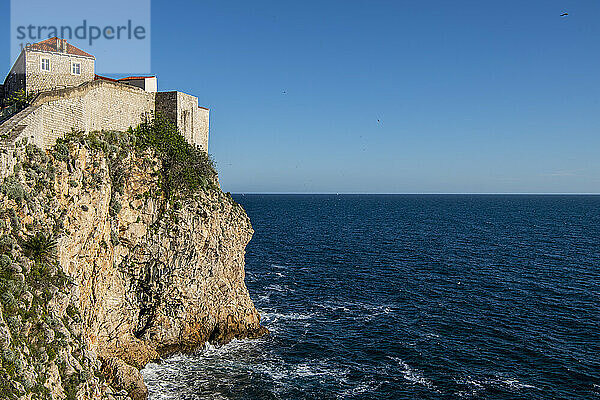 Die Stadtmauer von Dubrovnik mit Blick auf das Dalmatinische Meer